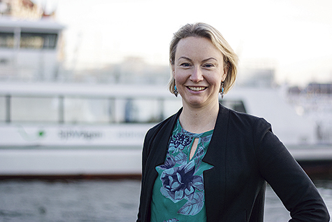 03 202001 Michaela liggande halvkropp3 (1)